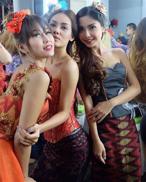 Live Threesome Indoneisa: Indonesian Group Sex Amateur Porn